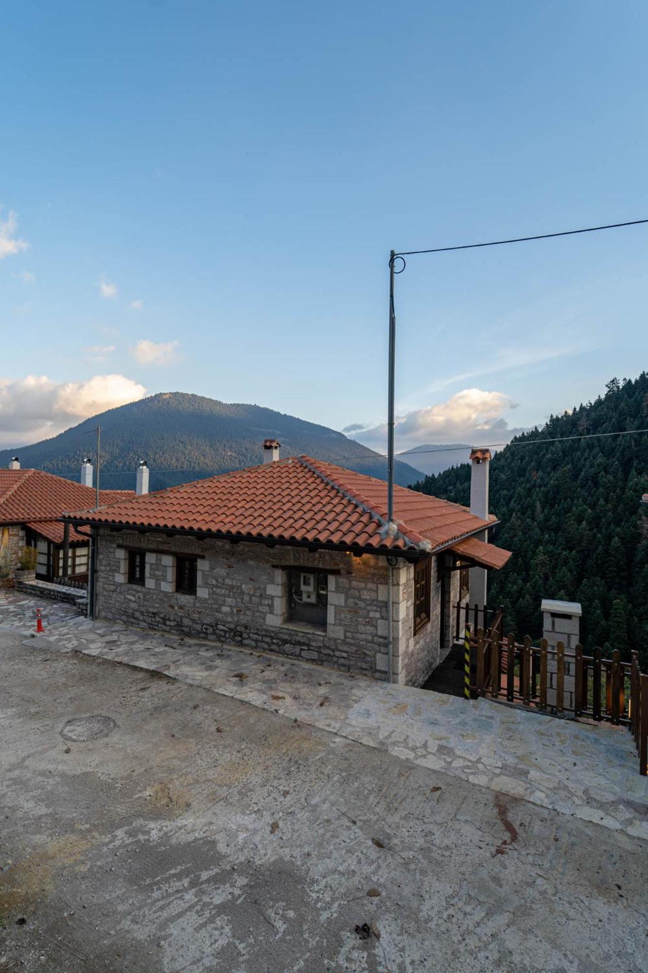 Villa Korfes-Κορφές Τριώροφη Βίλα Για Οικογένειες Και Παρέες Karpenisi Bagian luar foto