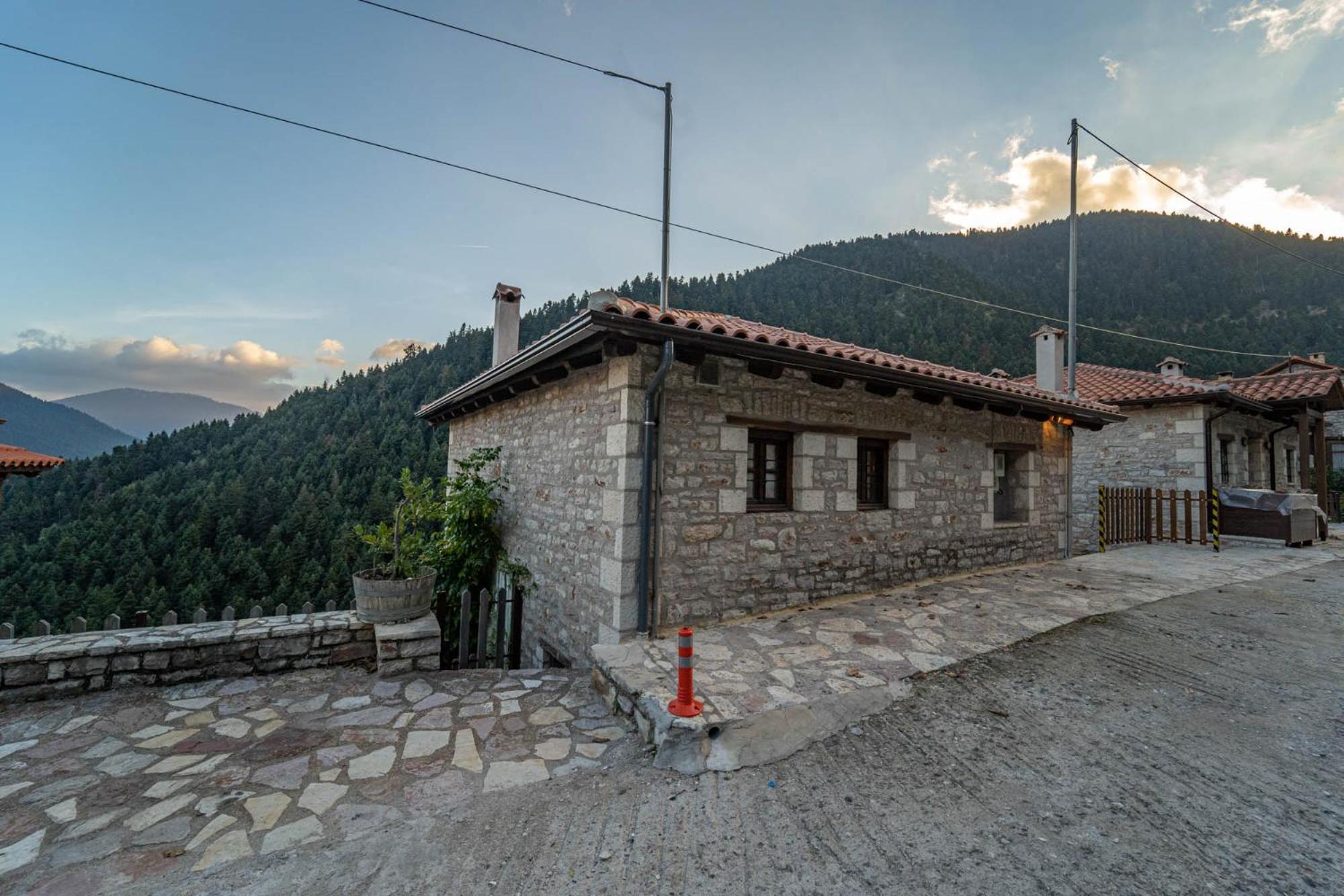 Villa Korfes-Κορφές Τριώροφη Βίλα Για Οικογένειες Και Παρέες Karpenisi Bagian luar foto