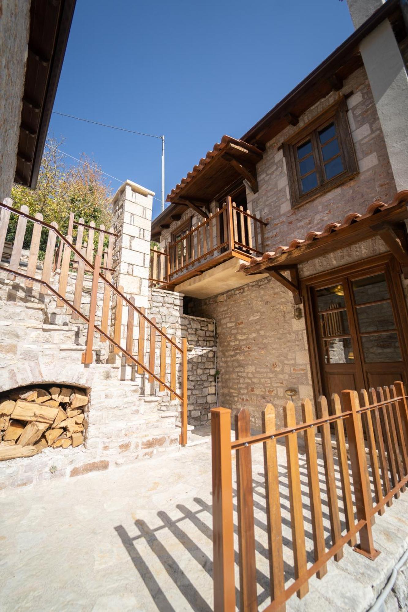 Villa Korfes-Κορφές Τριώροφη Βίλα Για Οικογένειες Και Παρέες Karpenisi Bagian luar foto